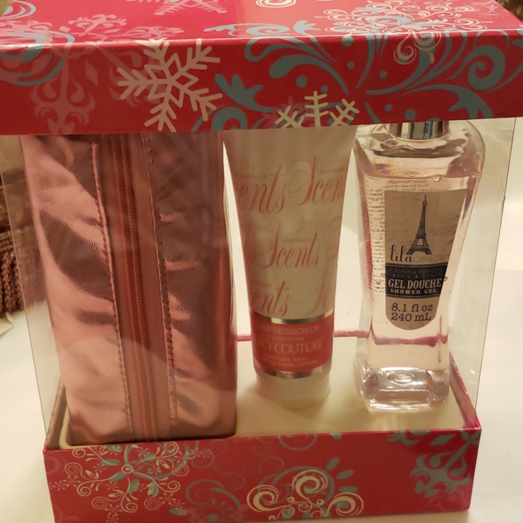 Lila Hand Lotion Shower Gel  Mack Up Bag